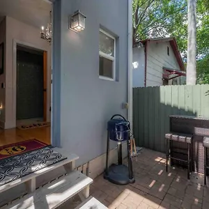  Holiday home Nawlins Vibe With Rooftop Verandah Near Riverwalk And Downtown